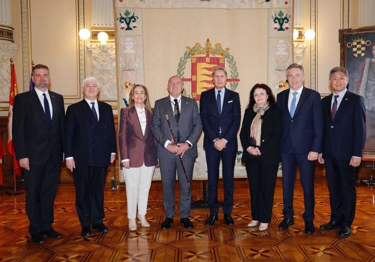 Embajadores de siete países conocen la Semana Santa de Valladolid